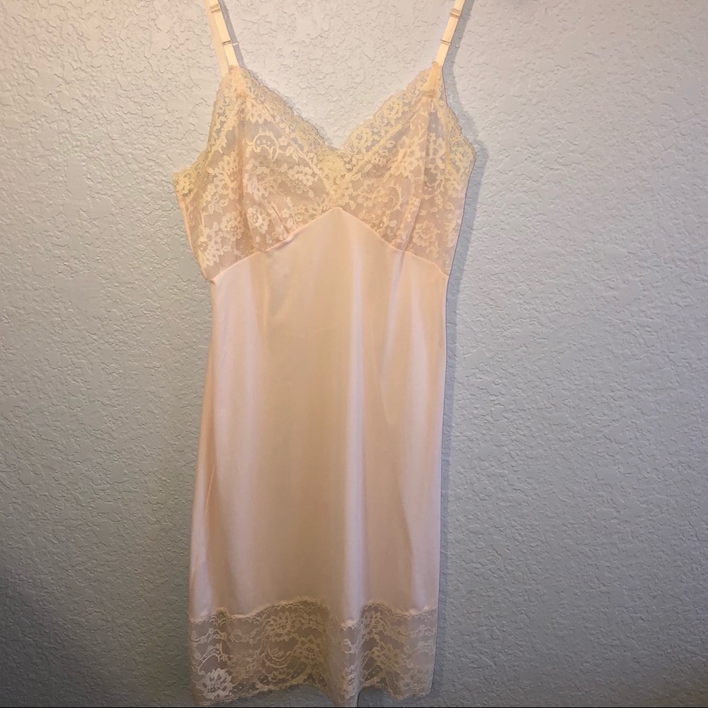 Vintage 50s 60s light pink slip with ornate lace embellishments M EUC